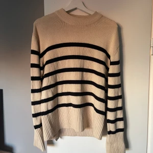 Stickad tröja - Bra skick, använd några gånger 