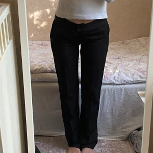 Lågmidjade kostymbyxor - Jättefina byxor som inte kommer till användning. Endast testade. Köpta i Portugal, strlk 44 enligt lappen men passar mig som är en strlk 40.  Midja: 42 cm Innerben: 83 cm