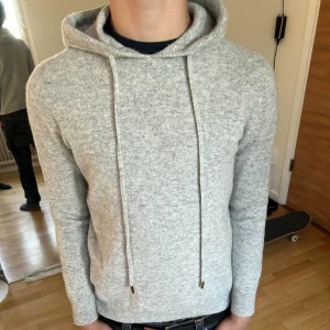 Kashmir hoodie - Tjena nu är det dags att sälja denna Kashmir hoodie! Detta kommer vara en steal! Storlek S men passar även lite mindre  170 cm lång är modellen |Pris:599kr| Hojta gärna till vid frågor!  