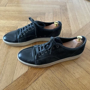 Mörkblå Lanvin i mocka, uk 11 - Mörkblå Lanvin i mocka  Storlek 46  Sparsamt använda, lite slitage, 8/10 