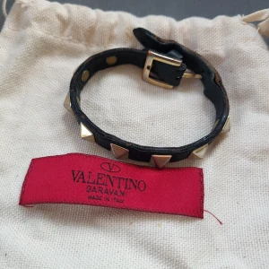 Valentino armband  - Använd och lite skadat på baksidan, men inget man ser direkt när man har armbandet på