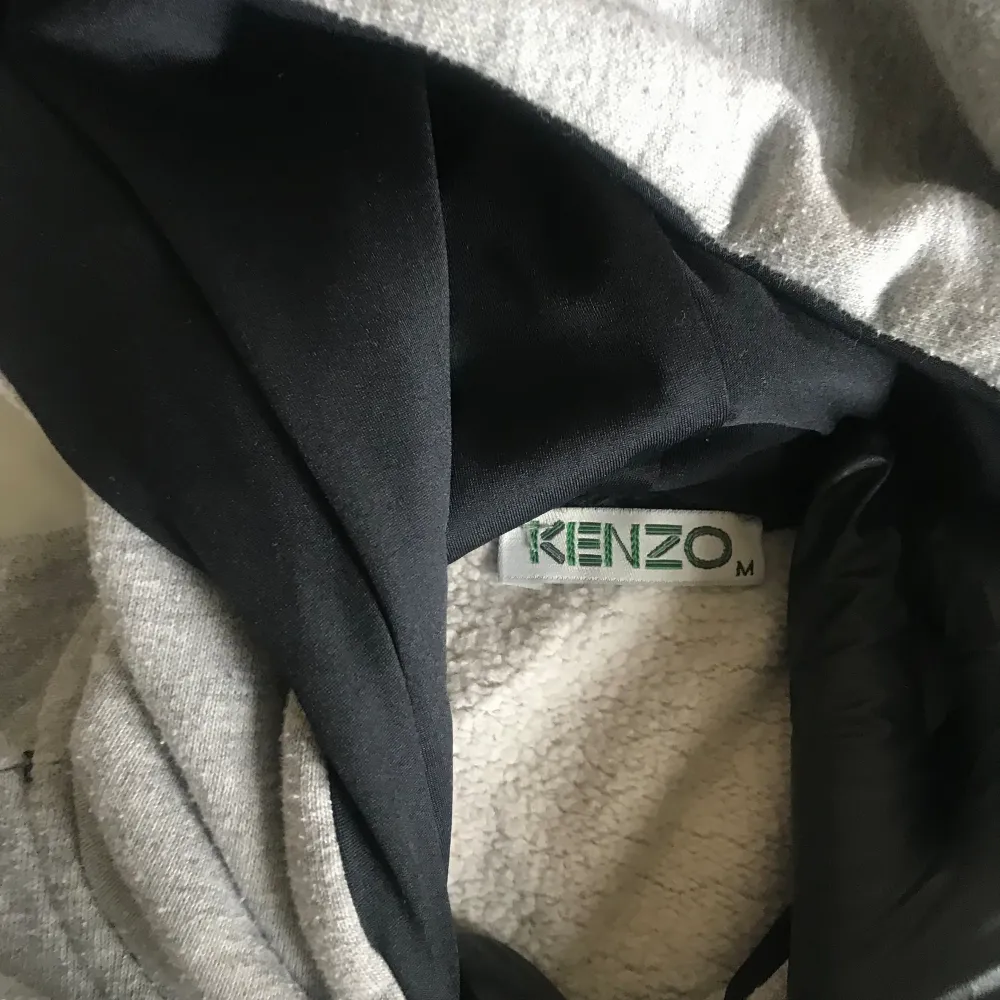 Hej! Säljer nu denna snygga Kenzo tröja för endast 800kr! Då den passar inte mig längre 8/10 skick!😊. Tröjor & Koftor.