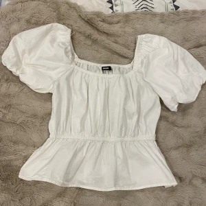 Vit blus - En fin vit blus från BikBok i storlek M. Använd ca 1-2 gånger.  Säljer den för att det inte är min typ av tröja och för att jag aldrig använder den.