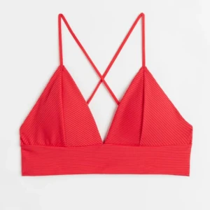Bikini - Fin röd bikini överdel från h&m🌹✨ säljes pga för liten, strl 34 men passar även 32. Använd 2-3 gånger nypris 179❣️ skriv om ni har frågor!😊