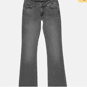 Lågmidjade jeans - Säljer dessa as snygga Lågmidjade bootcut jeansen från Junkyard nu då de inte passar mig när jag fick hem de. Därför kan inte jag skicka fler bilder med jeansen på. Aldrig använda 💓 köpta för 600kr