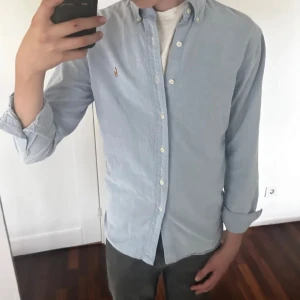 Ralph Lauren skjorta - Ralph Lauren skjorta | Skick: 9,5/10 | Strl M | Pris - 450kr | Modell - slimfit | Är ca 181cm lång | Fraktar via PostNord och Instabox på köparens bekostnad | Hör av dig vid minsta fråga eller fundering!
