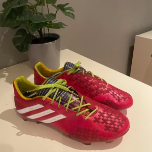 Adidas fotbollssko - Adidas predator lz trx fg pink En väldigt sellsynt fotbollsko i dessa dagar, sitter sjukt skönt på foten och har bra grepp i mattan då dubbarna är som nya. Snygga är den med!  Hör av er vid frågor eller intresse av mer bilder eller liknande💯  