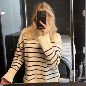 Stickad tröja från Zara - Nästintill oanvänd tröja från Zara som inte kommer till användning. Köpt för 400 🤍