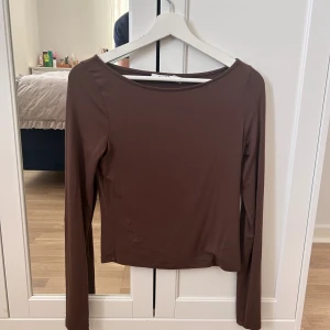 Boatneck tröja - Mörkbrun tröja med boatneck från nakd