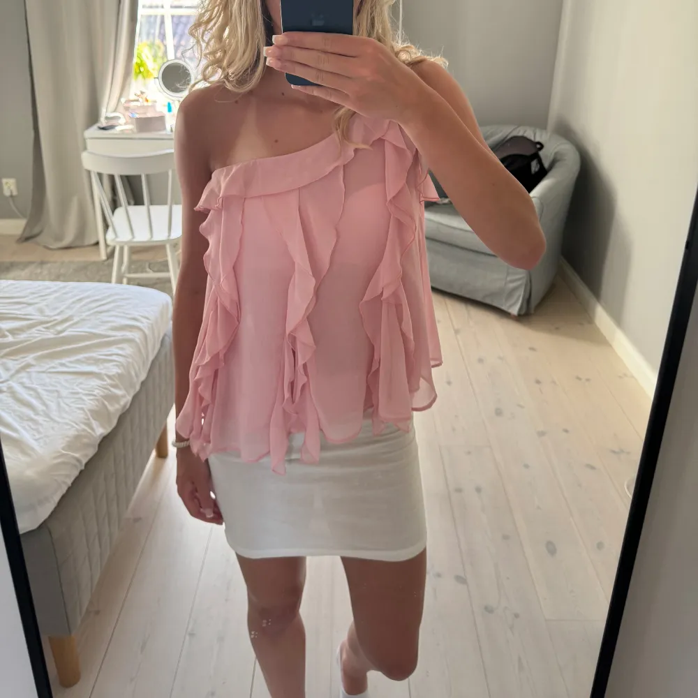 Säljer min one shoulder topp från zara! Säljer då den inte kommer till någon användning längre!💕 Skriv vid frågor eller intresse!  Pris kan diskuteras!. Blusar.