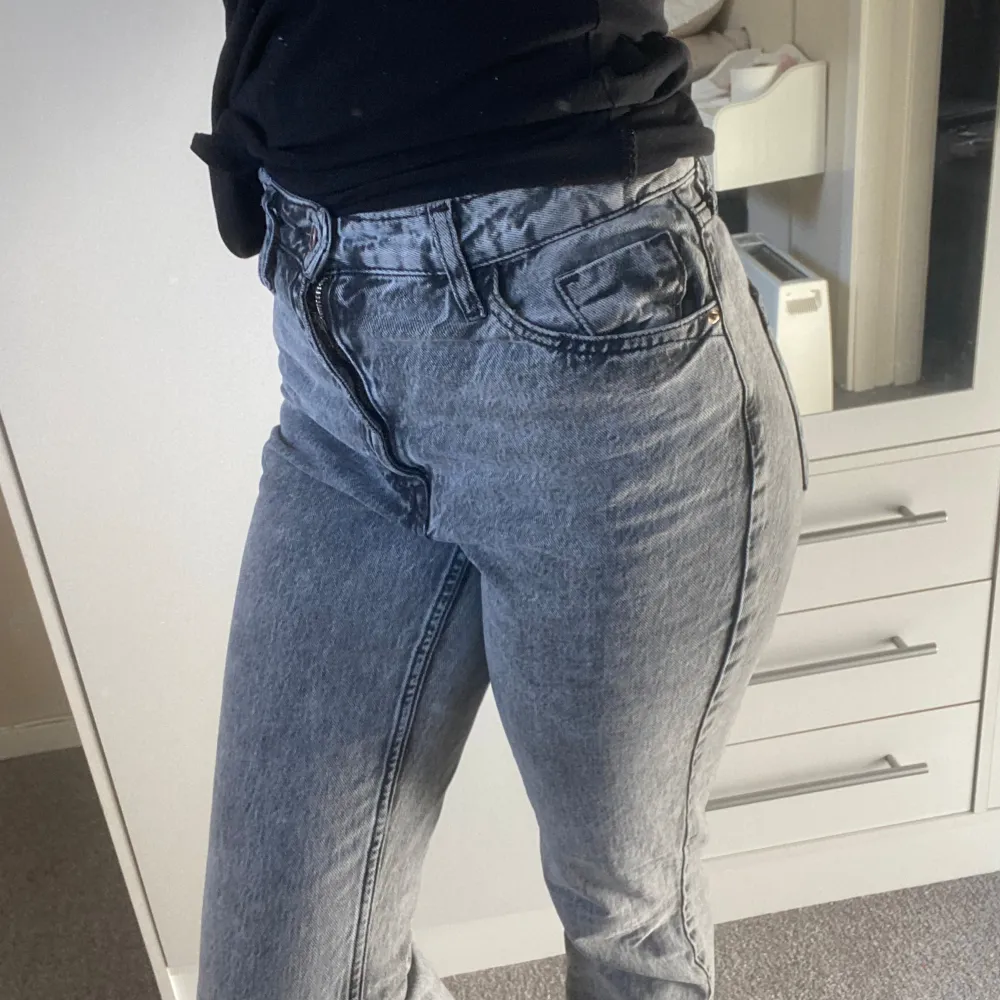 Aldrig använda - grå jeans från Zara. 🩷. Jeans & Byxor.