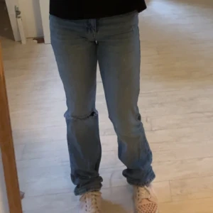 Jeans - Säljer dessa Bootcut jeans då de inte passar mig längre💗Dom är högmidjade, nån cm under naveln på mig💗Köpte dom här på plick för ungefär 200 och säljer nu för 100💗