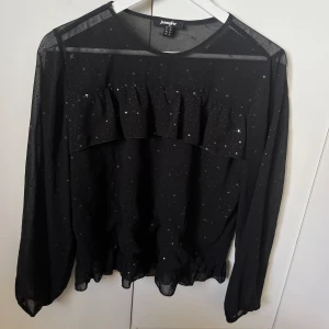 Blus - Säljer den här assnygga blusen som tyvär har blivit för liten. MYCKET BRA SKICK.