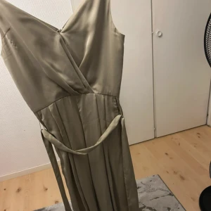 Grön Satin Dress - Grön byxdress i satin. Super fin på. Använd 1 gång.