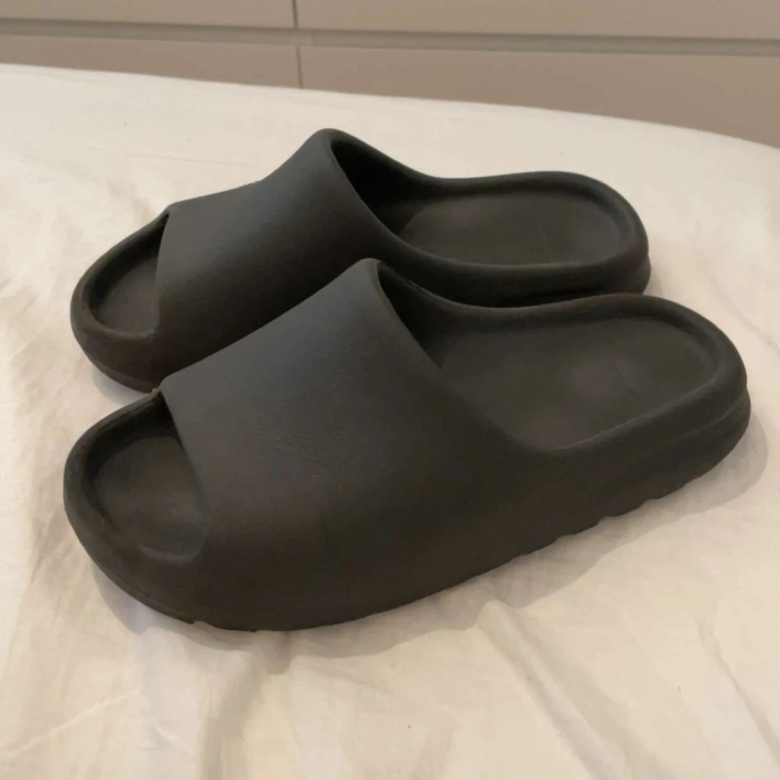 Äkta Yeezy slides  - 90