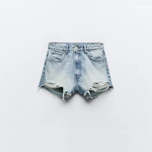 Jeansshorts  - Jeansshorts från Zara. Säljer pga de är för stora. Bra skick och inga defekter💗