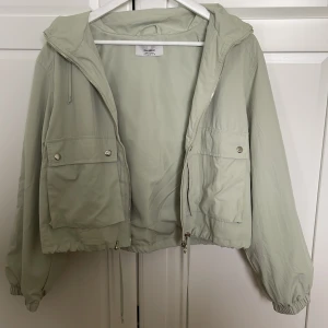 Vindjacka - Ljusgrön vindjacka i bra skick från pull & bea, perfekt för sen vår/ tidig höst💗