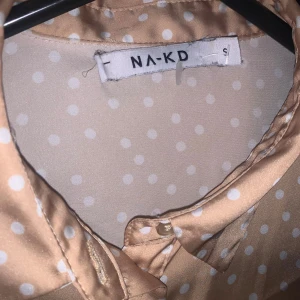 Gul skjorta med vita prickar  - Använd inte så mycket men den är jättefin 💗