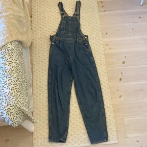 Hängselbyxor från Hm  - Jag säljer ett par hängselbyxor från hm som använts mycket få gånger och är i bra skick.