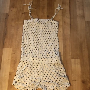 Fin byxdress stl 146/152 - Fin byxdress stl 146/152. Passar perfekt nu till sommaren . 