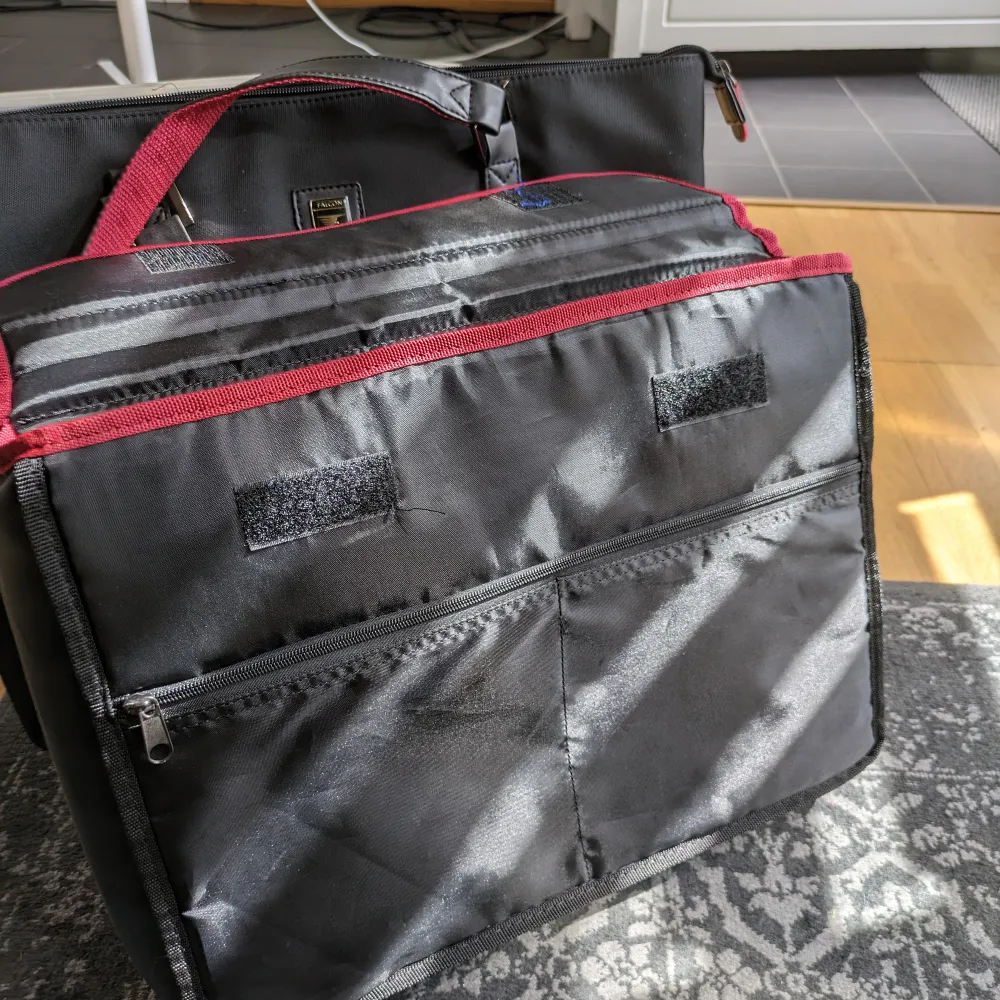 Elegant damväska med inbyggd laptopväska. Stilren design, perfekt för både arbete och fritid.. Väskor.