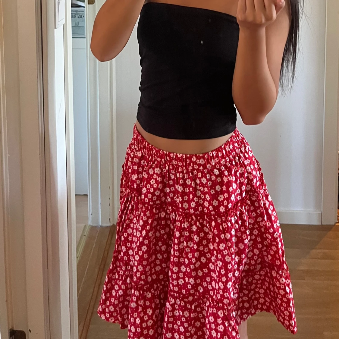 Rödvit blommig kjol