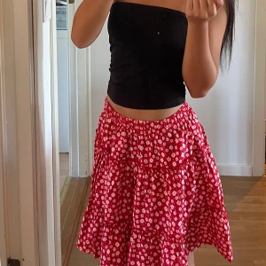 Rödvit blommig kjol - Nyskick 🌟 Aldrig använd!