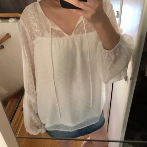 Vit Vila Blus - Vila Blus som är som helt ny! Inga defekter 💓säljer även kjolen i sista bilden i ett annat inlägg 🙌 använd helst köp nu! 