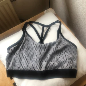 Snygg tränings topp stl M - Supersnygg tränings topp. Helt Ny!! Skön passform.