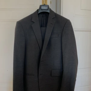 Tiger of Sweden kostym - Full kostym av Tiger of Sweden i storlek 46  Nypris: 3999kr  Mycket bra skick! Inte hittat någon defekt ännu  Modell: Chalkin  Färg: 053  Tveka inte att fråga! Alltid öppen för prisförslag 😊😊