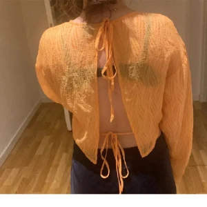 världens snyggaste blusen - såååå snygg mesh blus till fest eller bara till vardagen som passar så fint till allt❤️ passar xs-m då man kan justera bak