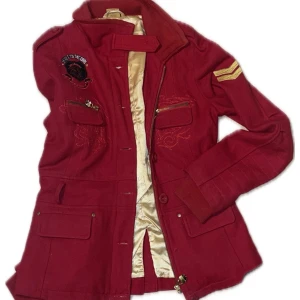 "””"Apple bottoms jacka””" 🍎🌸 -  ""Apple bottoms jacka" 🍎🌸 Superfin jacka från "Apple Bottoms" Jag köpte den för ett tag sedan, men jag gillar inte riktigt hur den passar mig. Det är storlek M, men passar som en storlek S. Skicka ett privat