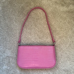 rosa väska 💞 - säljer denna väldigt fina rosa väska på grund av att den aldrig kommer till andväning. Den är i väldigt bra skick då jag som sagt aldrig andvänt den. Jag säljer den för 90kr + frakt (pris kan diskuteras)