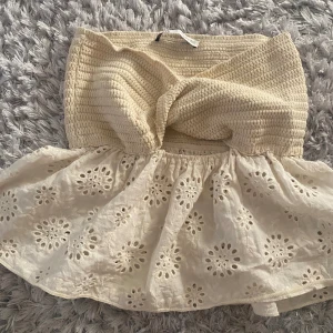 Fin sommartopp  - Säljer denna jättefina toppen från zara som är perfekt nu under sommaren!! 