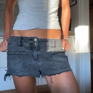 Lågmidjade shorts - Säljer dessa ascoola lågmidjade shortsen😇💓🙌 Skriv för frågor eller fler bilder!!