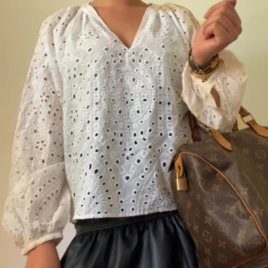 Vit blus - Vit blus som är i spets/broderad❣️❣️slutsåld på hemsidan 
