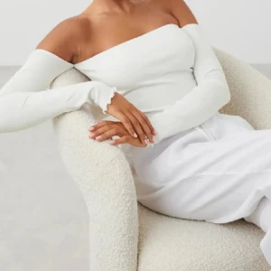 Gina vit off-shoulder tröja - Vit offshoulder tröja från Gina Tricot, i nyskick med prislappen kvar