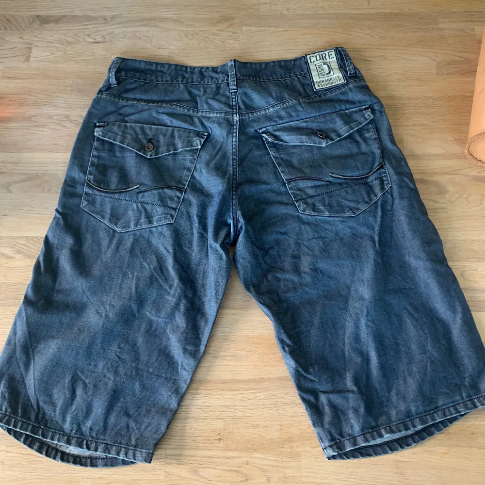 Ett par coola baggy jeans shorts från Jack & Jones. Midjemått: 96cm, ytterbenslängd: 65cm, benbredd: 29cm. Vid frågor eller önskemål om fler bilder är det bara att skriva privat. 💕. Shorts.
