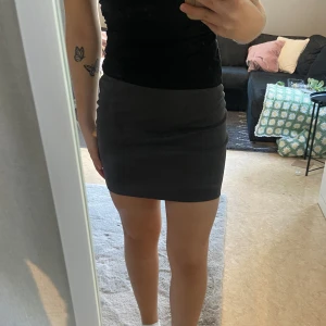 Tajt kjol - Figur sydd tjat kjol från Cubus. I storlek xs. Mörkgrå. I mycket bra skick sällan använd