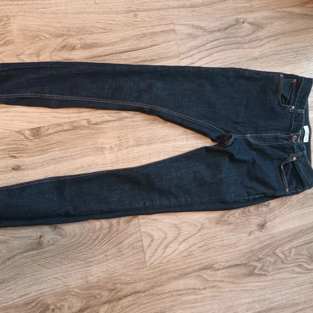 Jeans från Denim by Lindex. Dem är väldigt mörkblå så dem ka  se svarta ut på bilden. Jeans & Byxor.