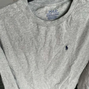 Polo tröja - Skön nästan oanvänd tröja av polo Ralph lauren i färgen grå, passar storlek M/L