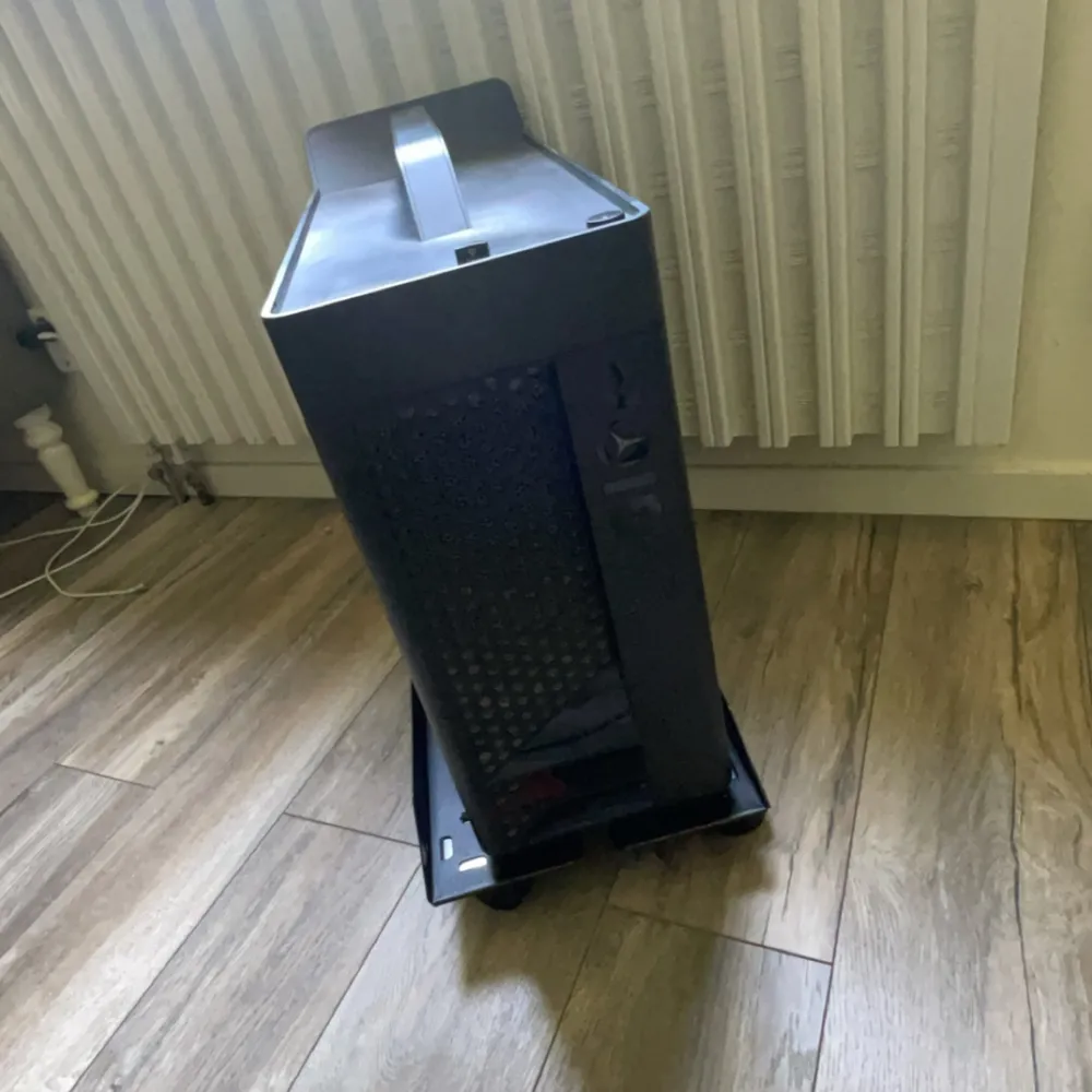 En hel pc setup man kan köp tillbehörighetetna för sig själv och dator för sig själv men isånnafall kontakta mig så löser vi. Alla tillbehörigheter är razor.. Övrigt.