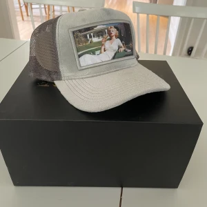 Maggior keps - Nyköpt maggior keps, skick 10/10, inte använd en enda gång, nypris 600kr