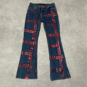 Custo Barcelona jeans - Vintage fairy jeans, påminner om winx club musa 🧚🏻‍♀️🪭. Mid-Rise jeans från Custo Barcelona. Marinblå jeans med röd metall streck. Trycket har lossnat lite där fram och bak, kan skicka fler bilder om det önskas. Storlek 27, passar mig som har XS. 