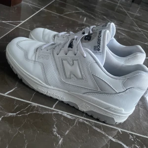 New balance 550 white grey - Storlek 43 Bra skick använda enstaka gånger men vita skor blir snabbt smutsiga så kan vara lite skitiga 