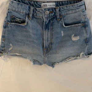 Jeans shorts - Jätte fina jeans shorts från zara som är lite tjata i midjan för sin storlek💞
