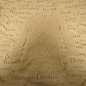 Stickad tröja  - Säljer en stikad tröja i strl XS. Den är lite glittrig och genomskinlig, man måste ha rätt färg på bh under denna tröjan. Den är i mycket bra skick, jag ser inget fel på den! Säljer den i väldigt bra pris, 20 kr + frakt! 