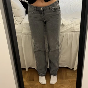 Raka jeans från Zara - Säljer dessa raka populära jeans från Zara.  Storlek 40