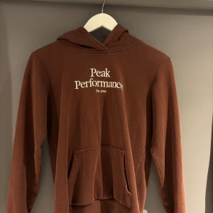 Peak performance hoodie  - En fin peak performance hoodie som är använd en del. Vid fler bilder är det bara att skriva. 