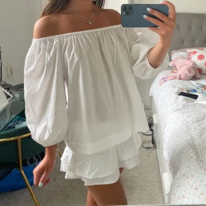 Topp! - Snyggaste toppen som man både kan ha off shoulder och vanligt!